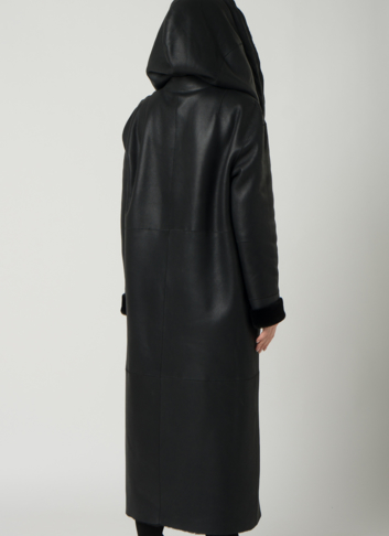 Удлиненная женская дубленка с капюшоном