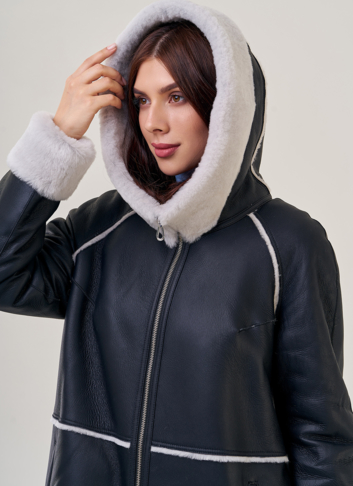 Женская дубленка с капюшоном