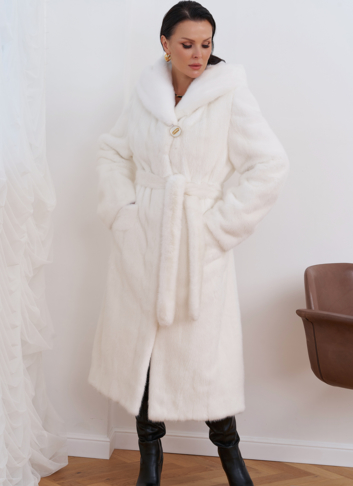 Норковая шуба белого цвета с капюшоном