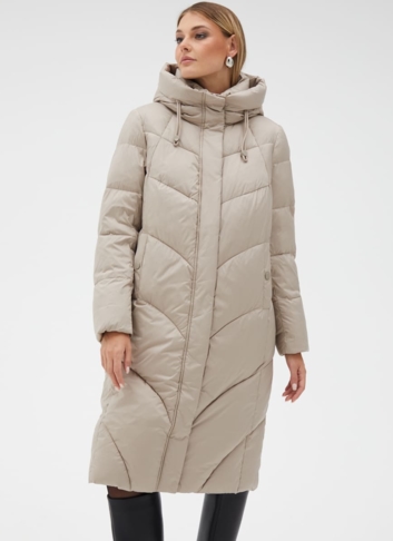 Женский пуховик бежевого цвета с капюшоном