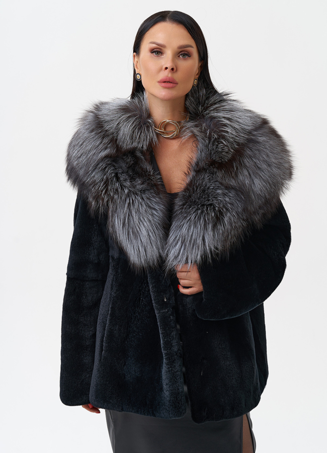 Шуба из меха кролика с капюшоном из чернобурки модель № 28906 универмаг малина
