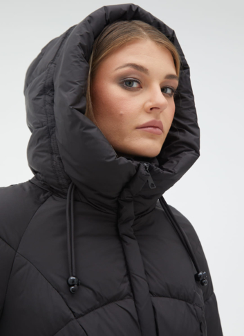 Женский пуховик с капюшоном и поясом