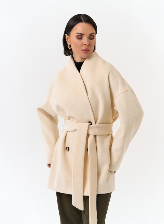 Светлое укороченное пальто с поясом