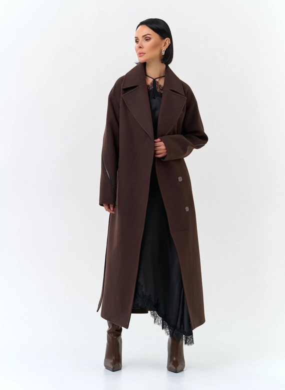 Женское пальто с английским воротником