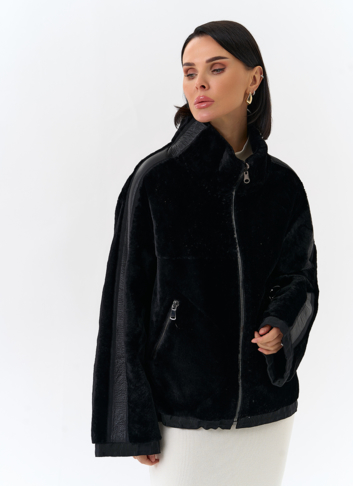 Короткая двухсторонняя дубленка в черном цвете