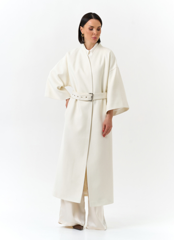 Женское пальто белого цвета