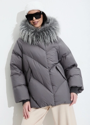 Женский пуховик с мехом енота на капюшоне фото