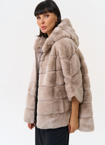Короткая шуба из меха кролика с капюшоном
