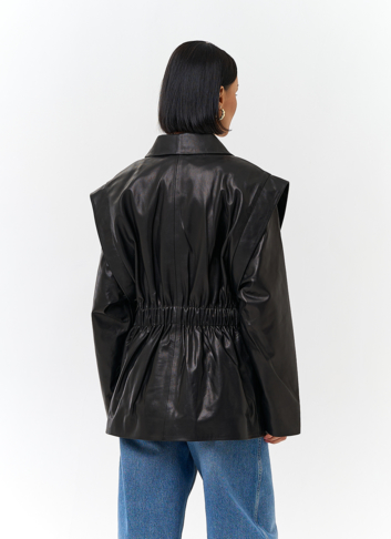 Женская куртка из натуральной кожи с акцентными плечами