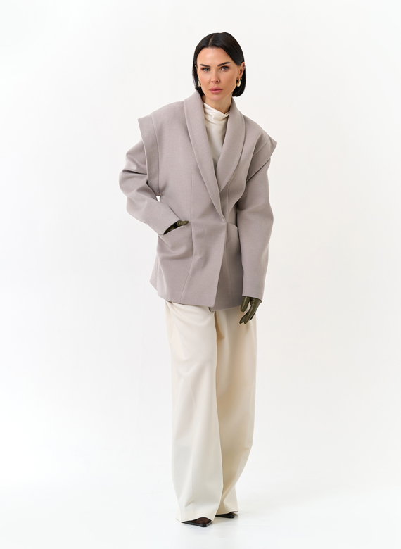 Женское укороченное пальто с акцентными плечами