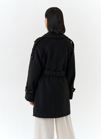 Женское укороченное пальто с английским воротником