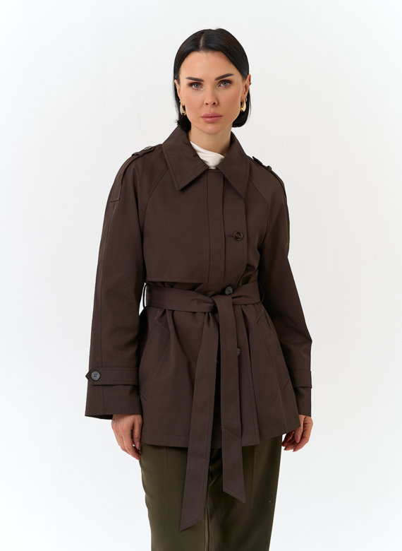 Женский укороченный плащ с поясом