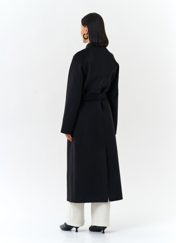 Женское пальто черного цвета с поясом