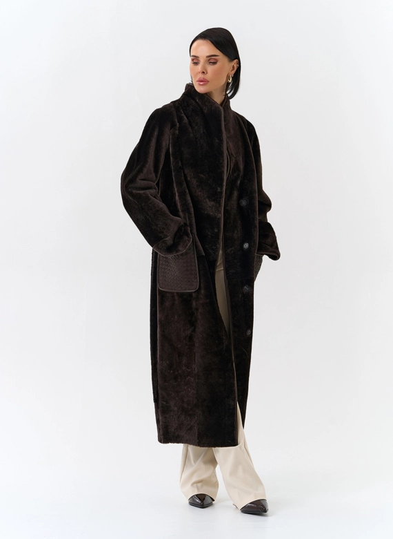 Женская дубленка с декоративным поясом