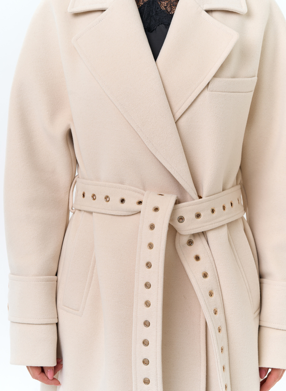 Женское пальто с акцентным поясом