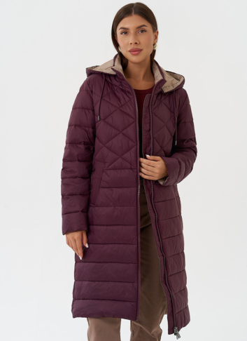 Стеганый пуховик бордового цвета с капюшоном