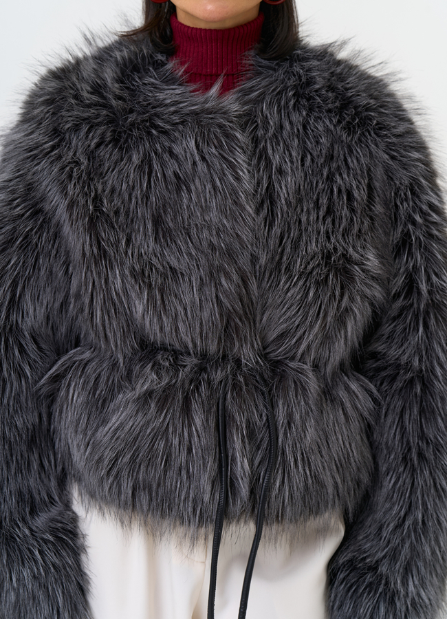 Короткая куртка из эко меха с декоративным поясом модель № 31262 универмаг малина