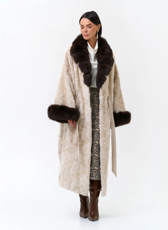 Светлая шуба из меха норки с воротником из меха песца