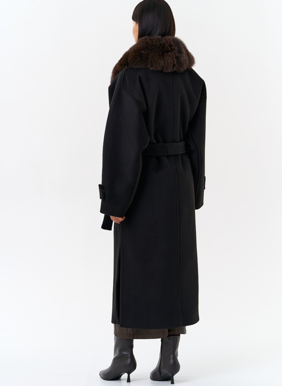 Женское утепленное пальто с отделкой из меха песца