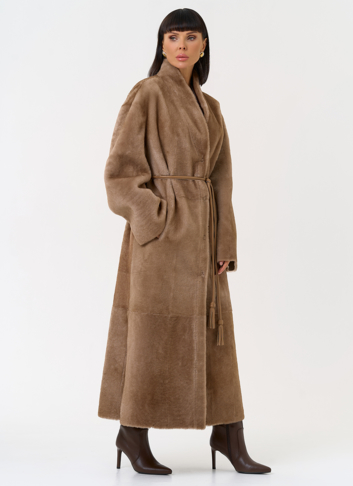 Двухсторонняя женская дубленка с декоративным поясом