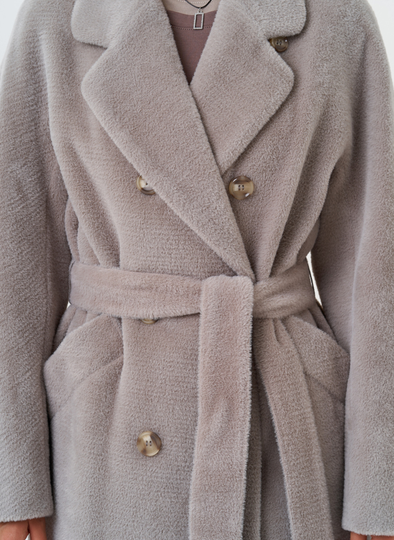 Утепленное двубортное пальто с английским воротником