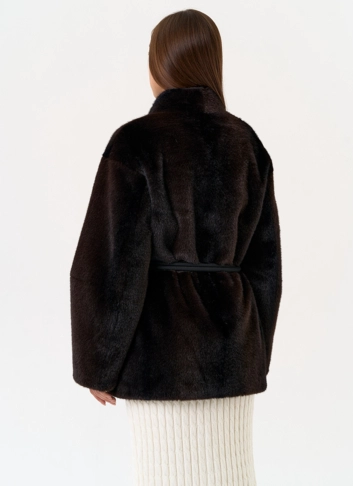 Женская шуба из эко меха коричневого цвета