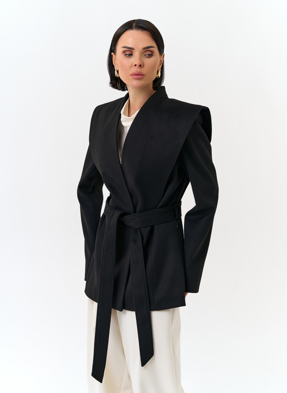 Женское укороченное пальто с акцентными плечами